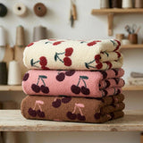 Teddy Jacquard Kirschen Stoff | Kuschelstoff Meterware | Teddyplüsch für Jacken Decken Westen Babykleidung | 3 Farben
