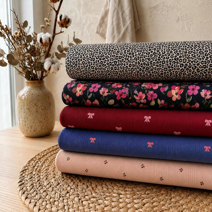 Feincord Stoff 100 % Baumwolle | Leo Babycord | Blumenstoff | Schleifen Stoff | Kirschstoff | Cordstoff Meterware | 150 g/m