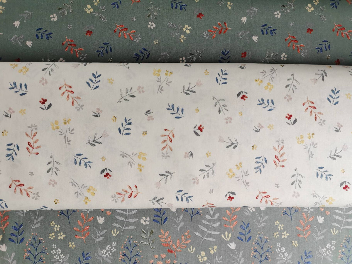 Könnte beinhalten: Zwei Stoffstücke mit weißem und grünem Hintergrund. Beide Stoffe haben ein kleines Blumenmuster mit grauen, roten und gelben Blüten.